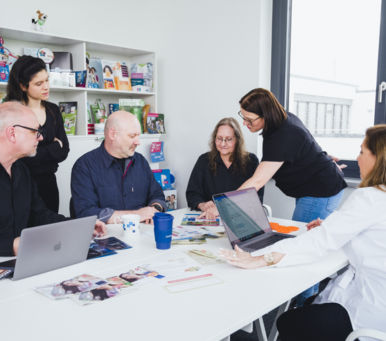 Mitarbeiter der MarkomGROUP bei der Entwicklung von Werbematerialien